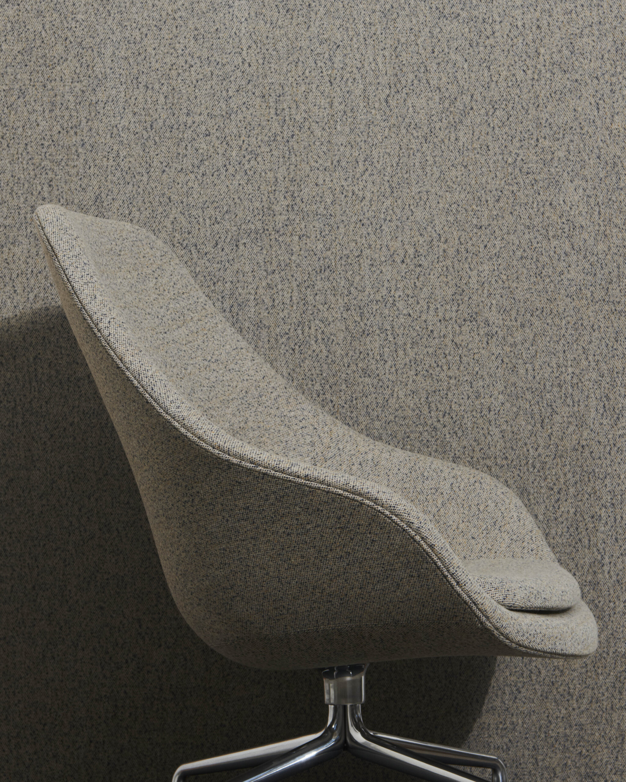 AAL-91-w.-cushion-Vanir-243-and-polished-alu-base-01.jpg
